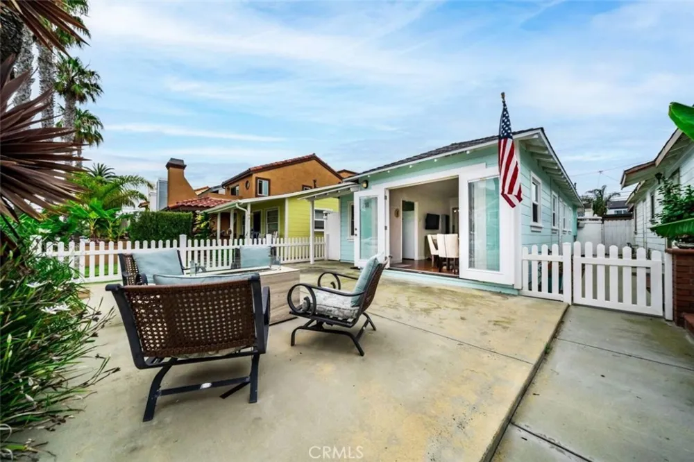 218 11 th street Huntington Beach, CA 92648