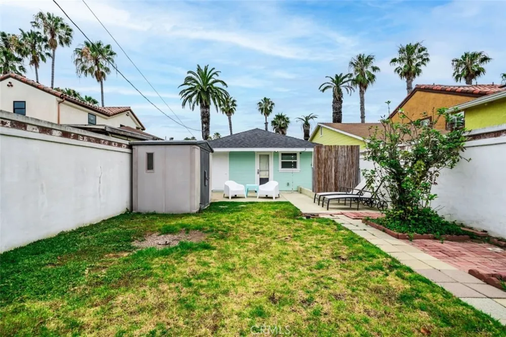 218 11 th street Huntington Beach, CA 92648
