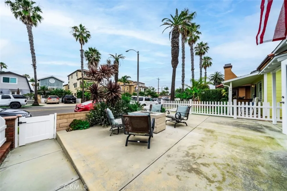 218 11 th street Huntington Beach, CA 92648