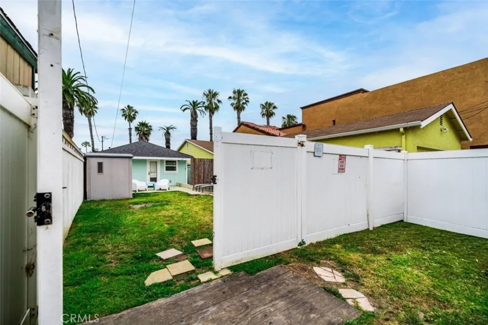 218 11 th street Huntington Beach, CA 92648
