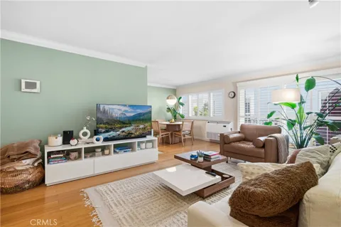 1154 S Barrington Avenue #213