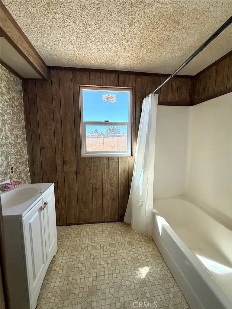 9589 Paramount Phelan, CA 92371