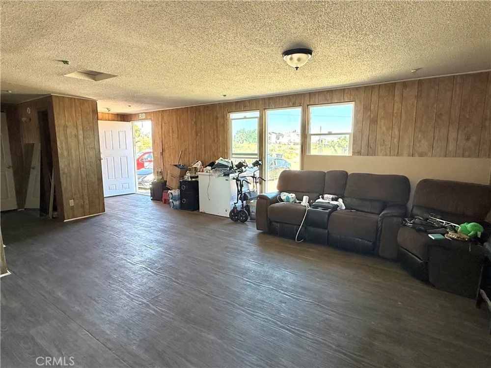 9589 Paramount Phelan, CA 92371