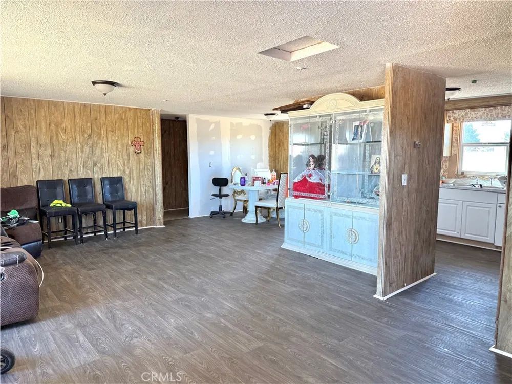 9589 Paramount Phelan, CA 92371