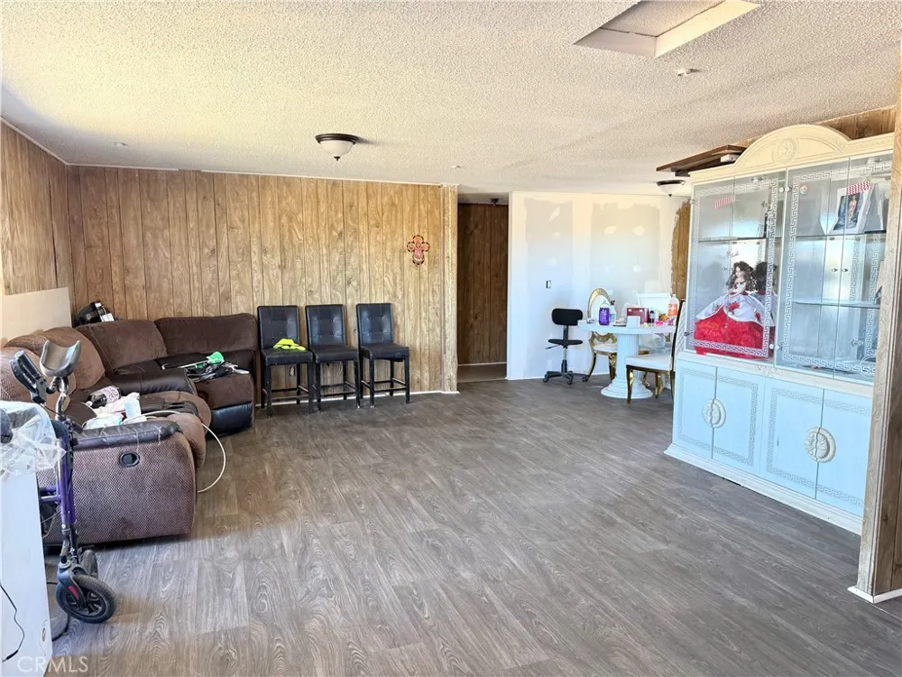 9589 Paramount Phelan, CA 92371