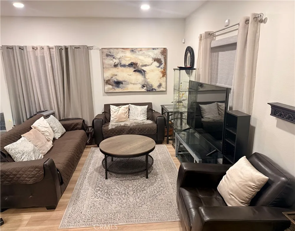 8554 Burnet Los Angeles, CA 91343