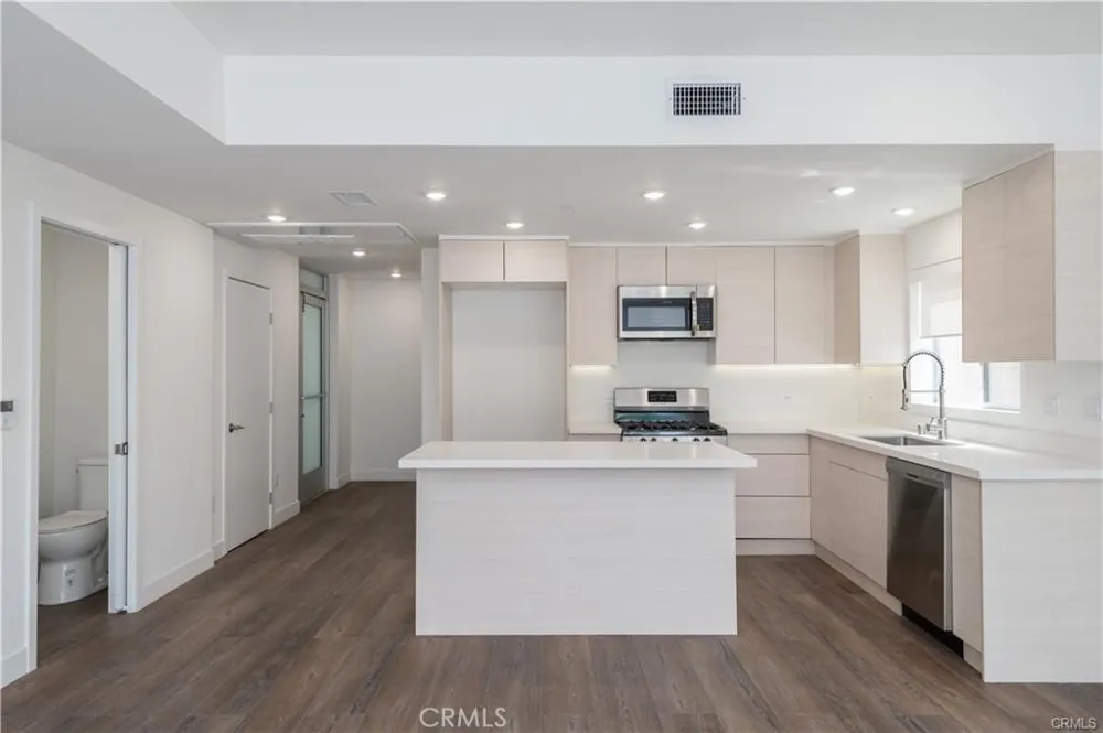 1245 N New Hampshire Ave #8 Los Angeles, CA 90029