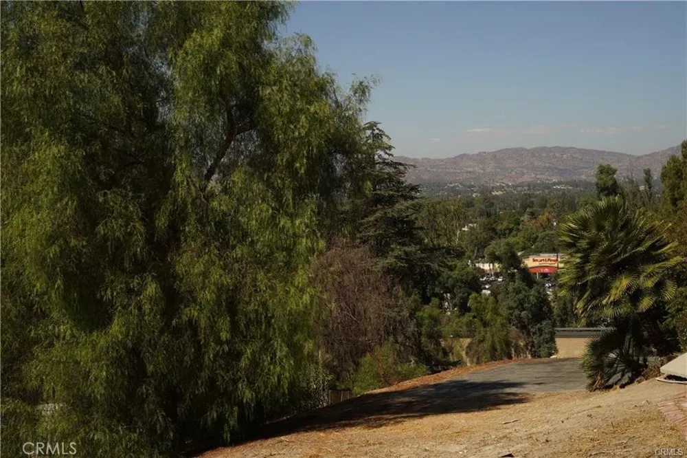 22636 Avenue San Luis Woodland Hills, CA 91364