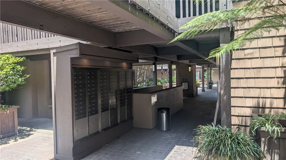 8860 Villa La Jolla Drive #215 La Jolla, CA 92037