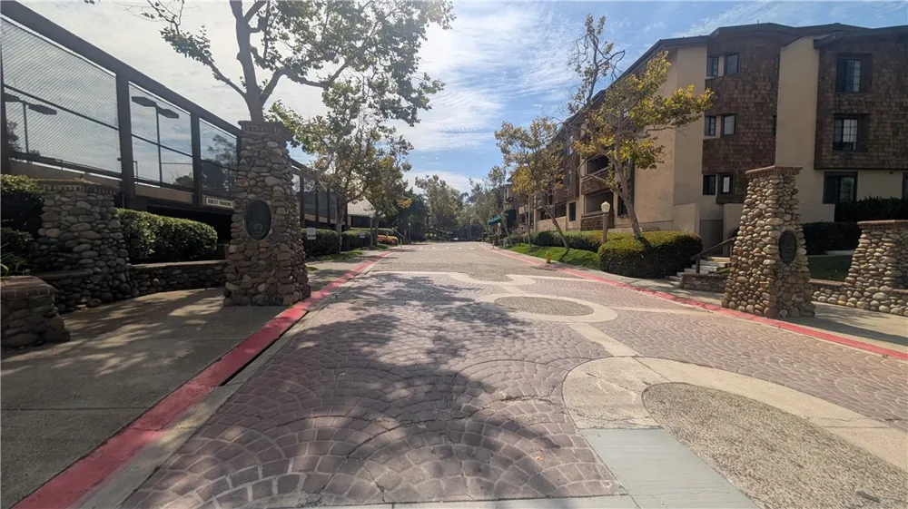 8860 Villa La Jolla Drive #215 La Jolla, CA 92037