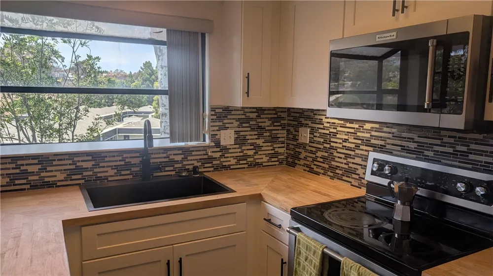 8860 Villa La Jolla Drive #215 La Jolla, CA 92037