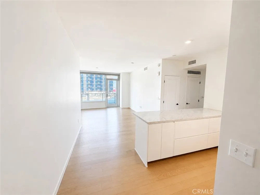 1050 S Grand #1003 Los Angeles, CA 90015