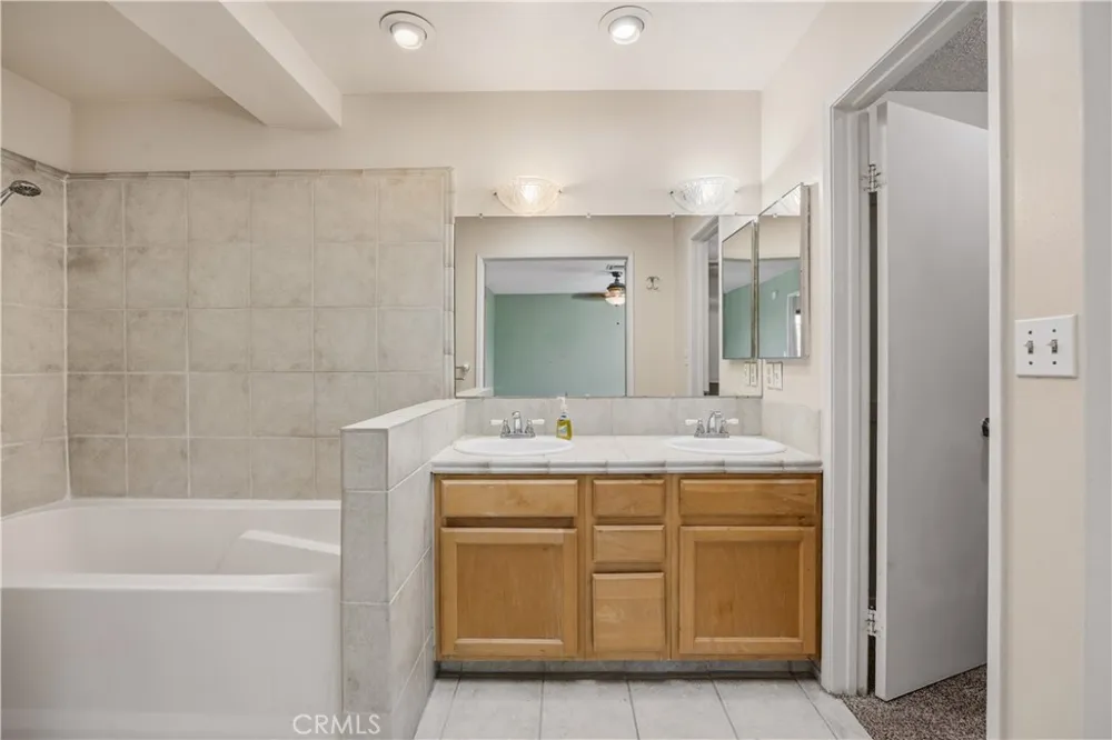 17943 Magnolia Boulevard #16 Encino, CA 91316
