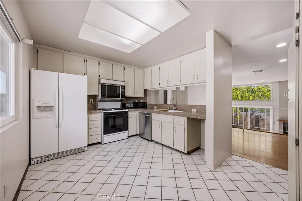 17943 Magnolia Boulevard #16 Encino, CA 91316