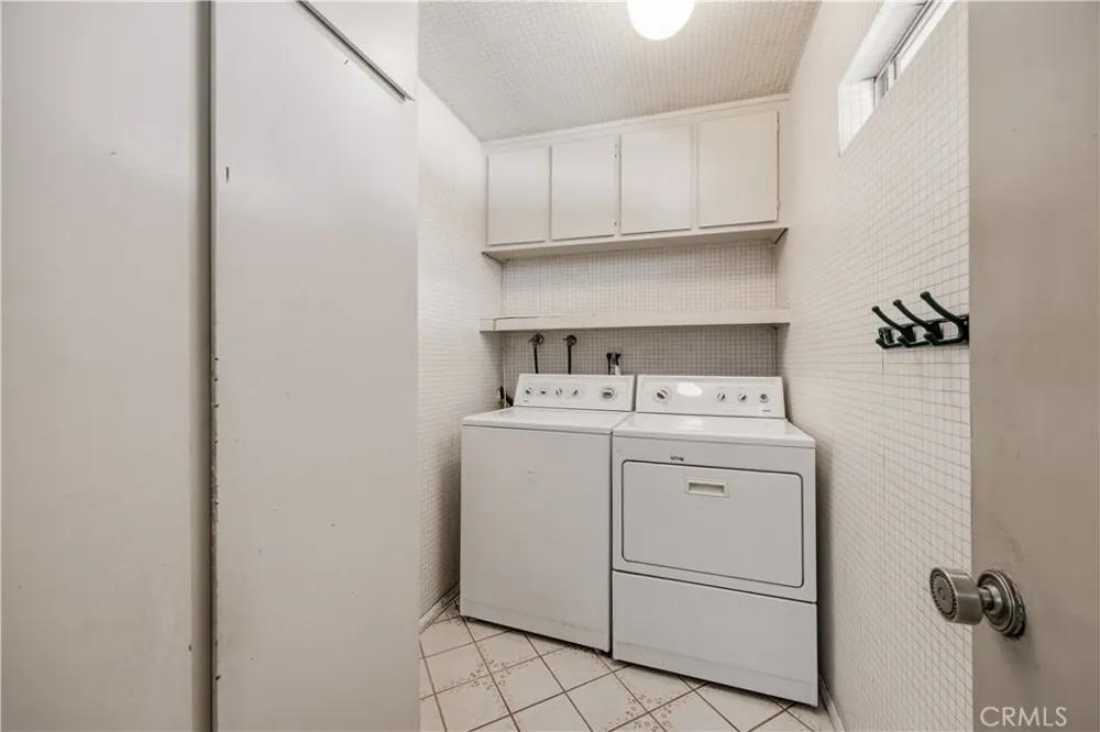 17943 Magnolia Boulevard #16 Encino, CA 91316
