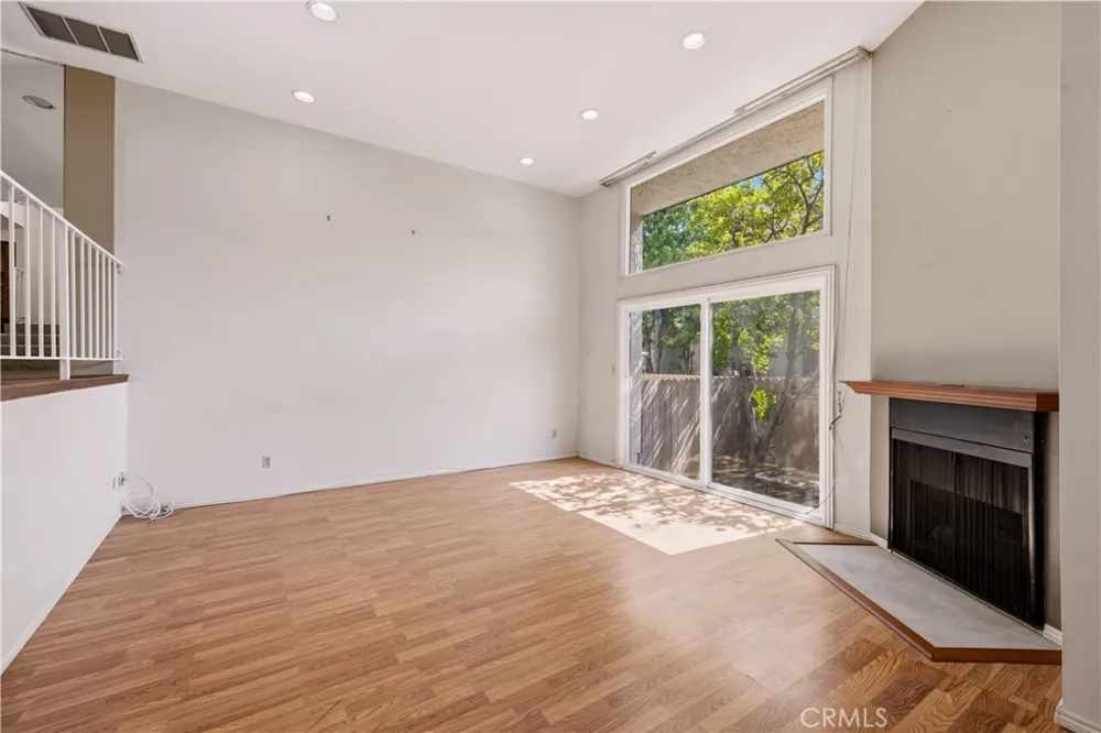 17943 Magnolia Boulevard #16 Encino, CA 91316