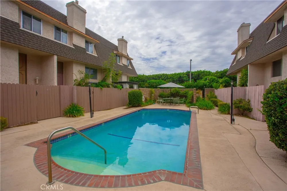 17943 Magnolia Boulevard #16 Encino, CA 91316
