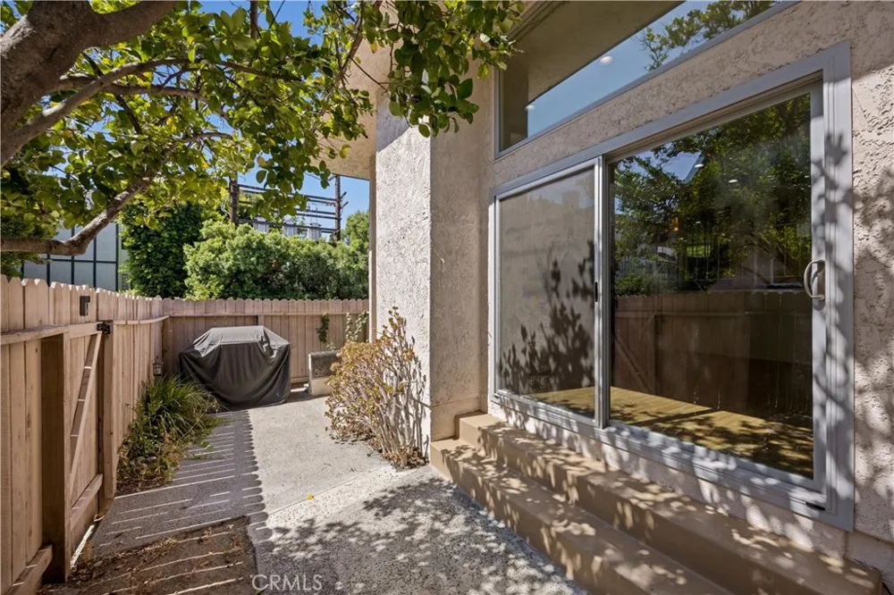 17943 Magnolia Boulevard #16 Encino, CA 91316