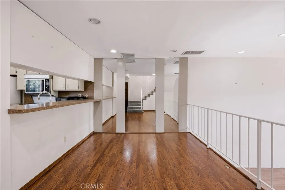 17943 Magnolia Boulevard #16 Encino, CA 91316