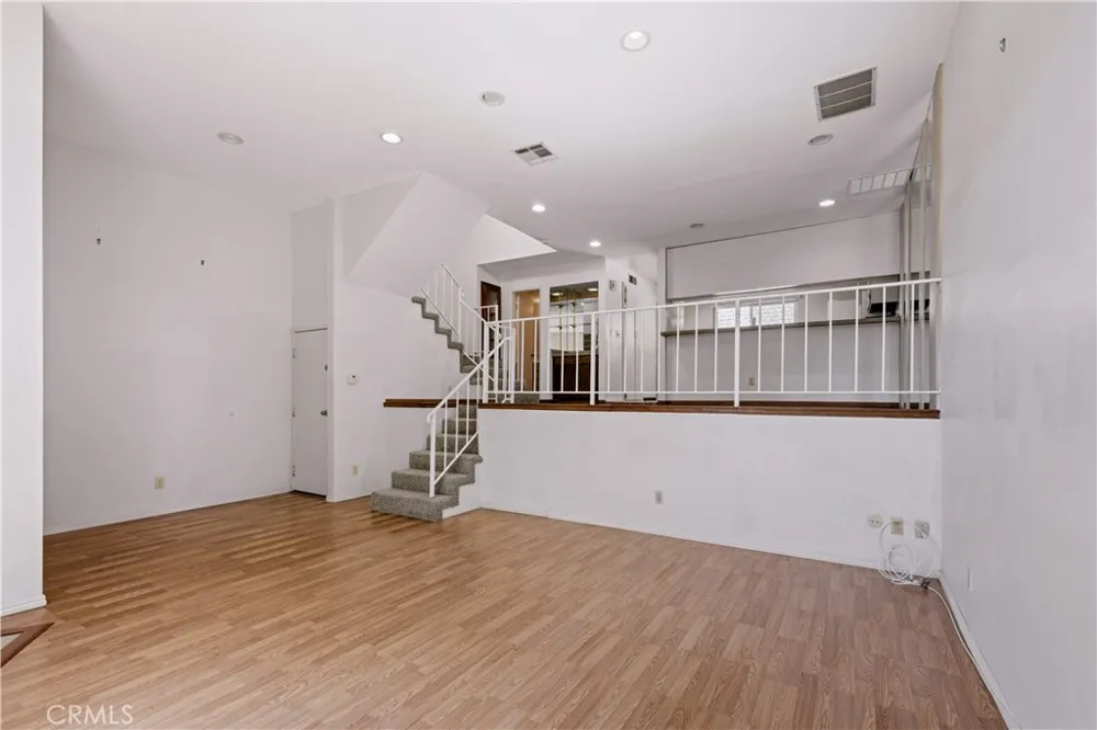 17943 Magnolia Boulevard #16 Encino, CA 91316