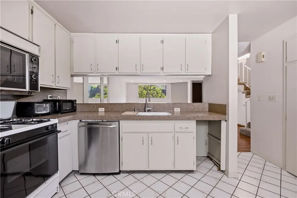 17943 Magnolia Boulevard #16 Encino, CA 91316