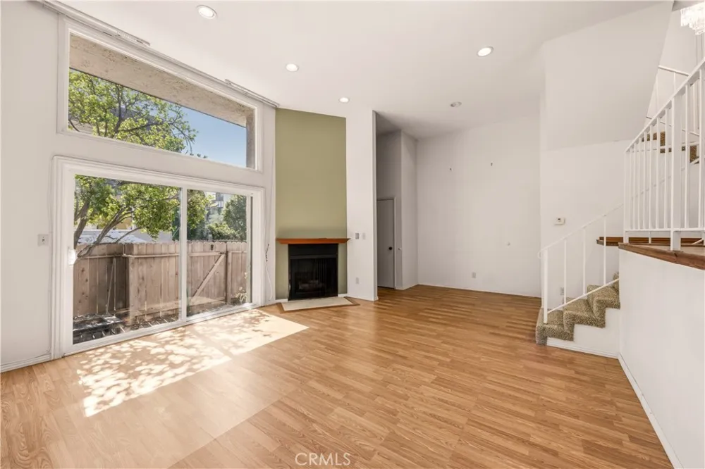 17943 Magnolia Boulevard #16 Encino, CA 91316