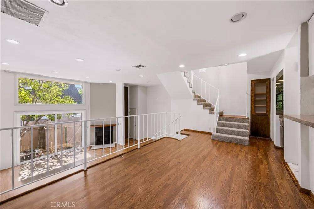 17943 Magnolia Boulevard #16 Encino, CA 91316