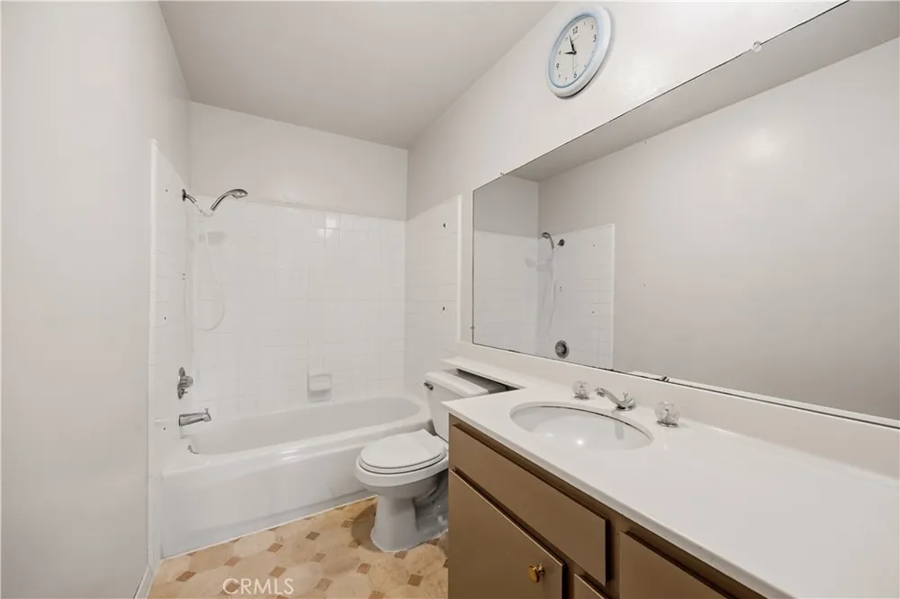17943 Magnolia Boulevard #16 Encino, CA 91316