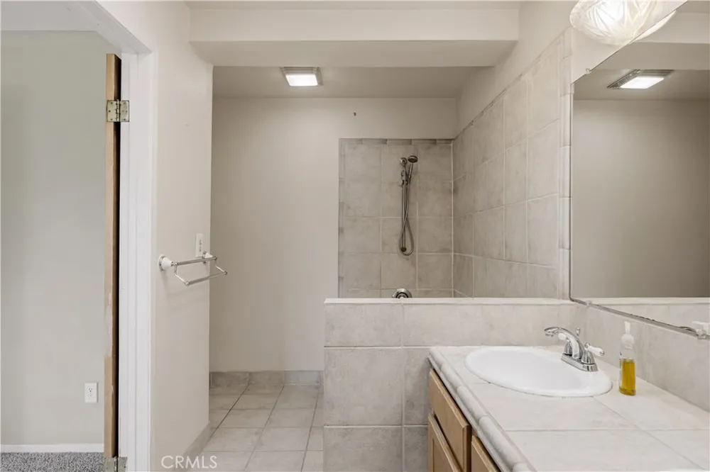 17943 Magnolia Boulevard #16 Encino, CA 91316