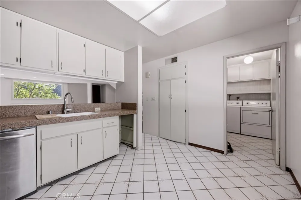 17943 Magnolia Boulevard #16 Encino, CA 91316