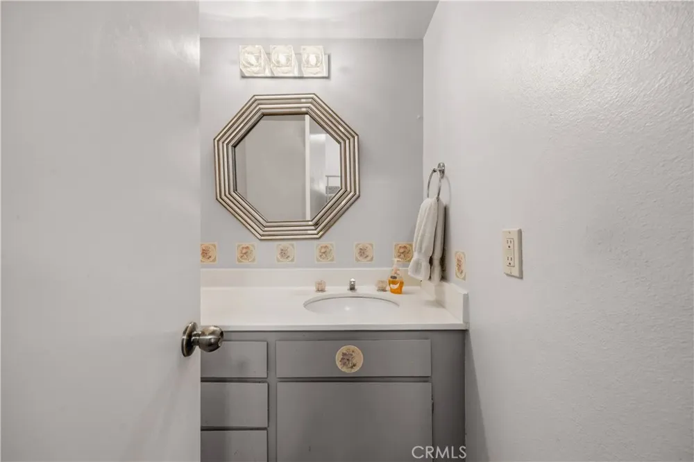 17943 Magnolia Boulevard #16 Encino, CA 91316