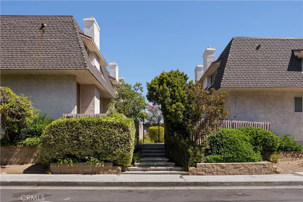 17943 Magnolia Boulevard #16 Encino, CA 91316