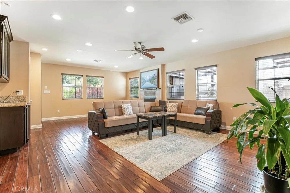 7129 Forbes Avenue Lake Balboa, CA 91406