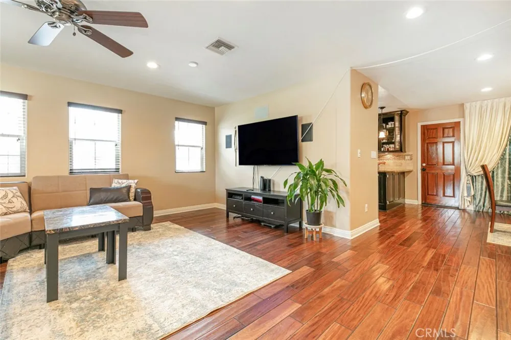 7129 Forbes Avenue Lake Balboa, CA 91406