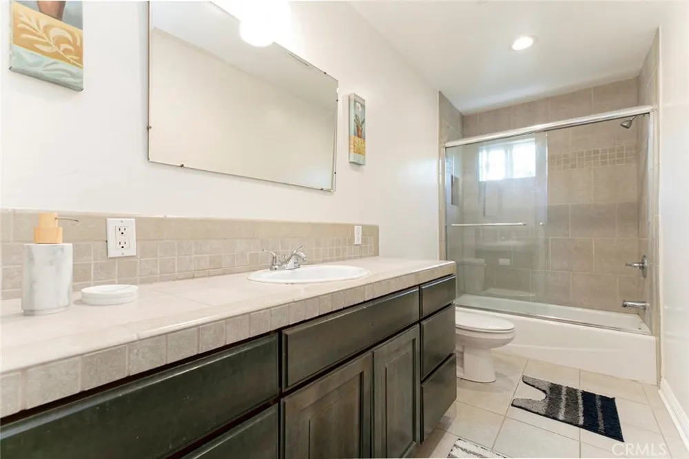 7129 Forbes Avenue Lake Balboa, CA 91406