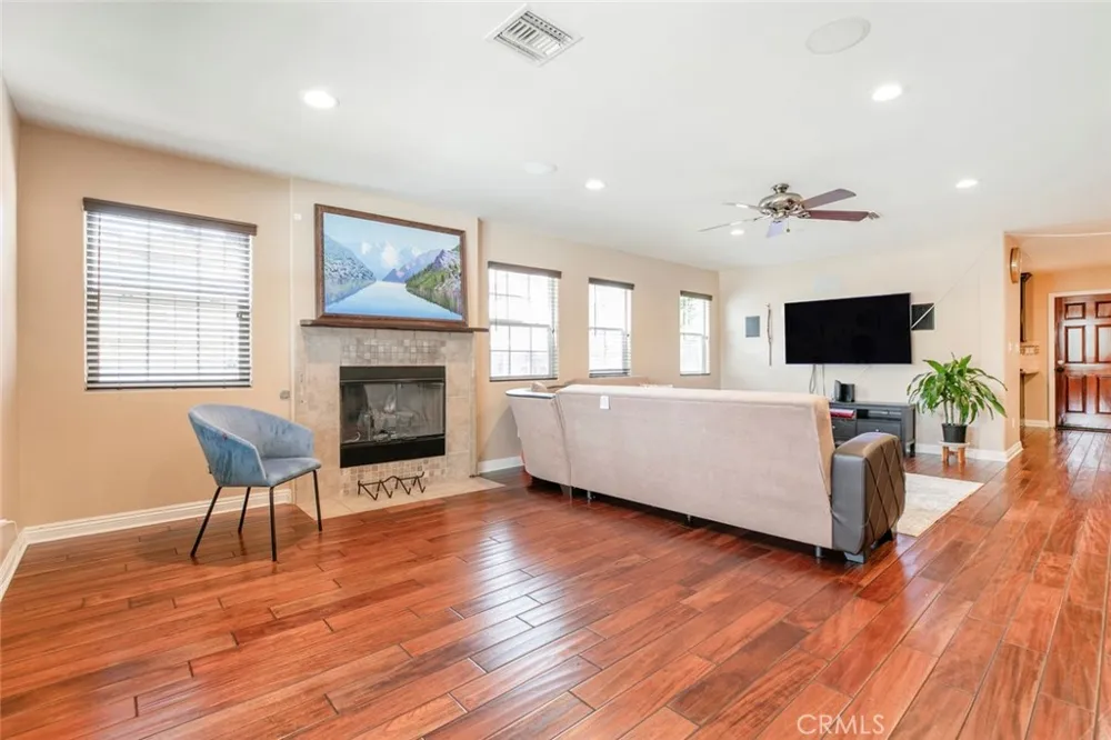 7129 Forbes Avenue Lake Balboa, CA 91406