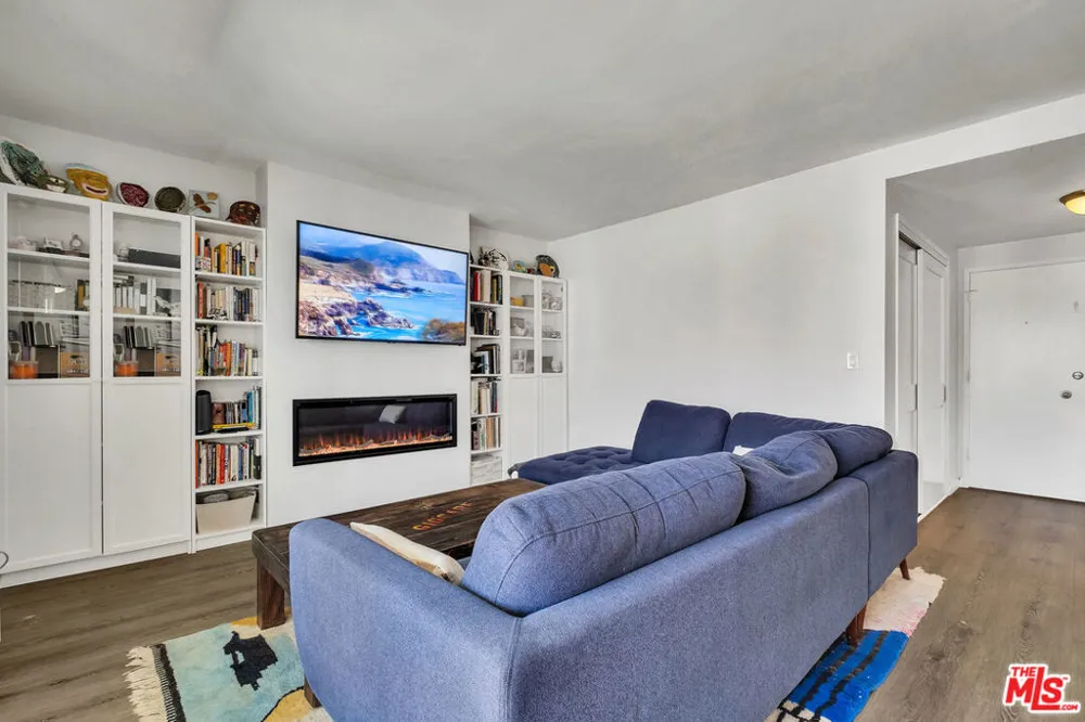 5674 Windsor Way #210 Culver City, CA 90230