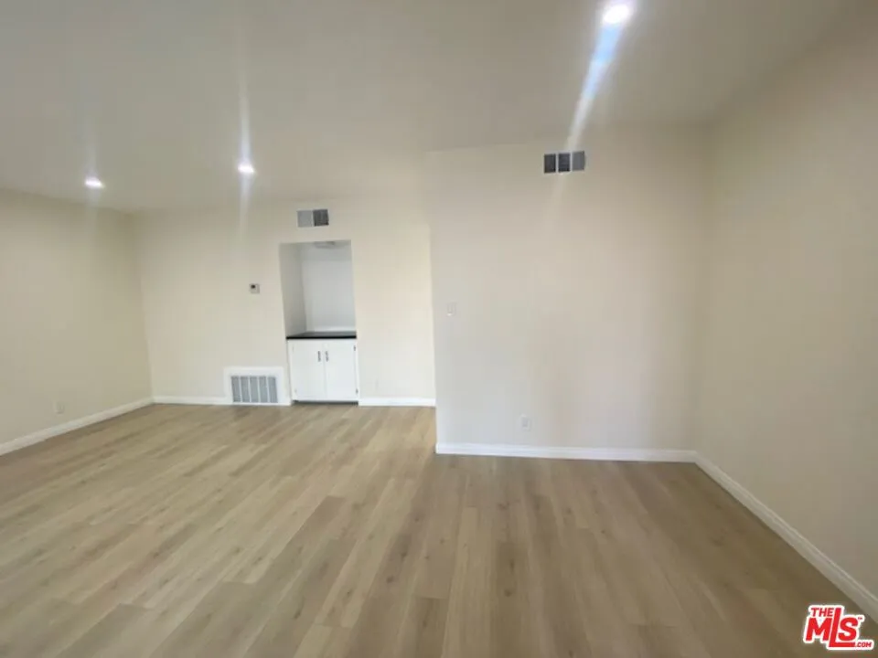 7045 Hawthorn Avenue #203 Los Angeles, CA 90028