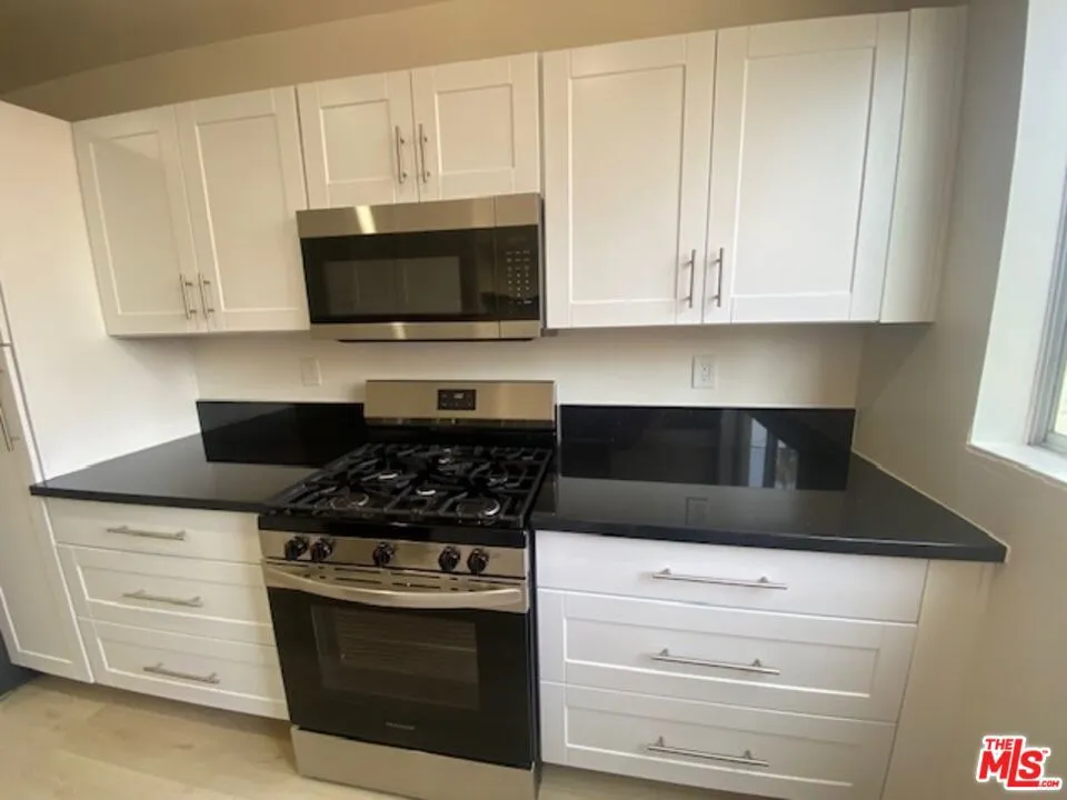 7045 Hawthorn Avenue #203 Los Angeles, CA 90028