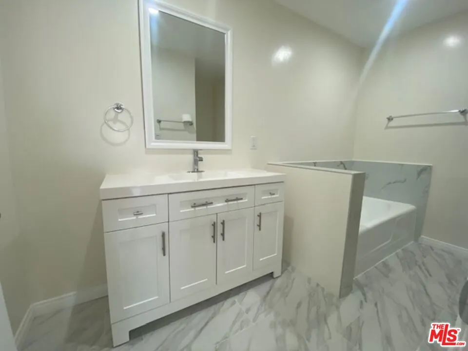 7045 Hawthorn Avenue #203 Los Angeles, CA 90028
