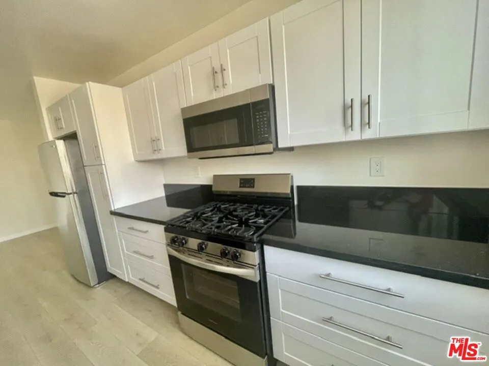 7045 Hawthorn Avenue #203 Los Angeles, CA 90028