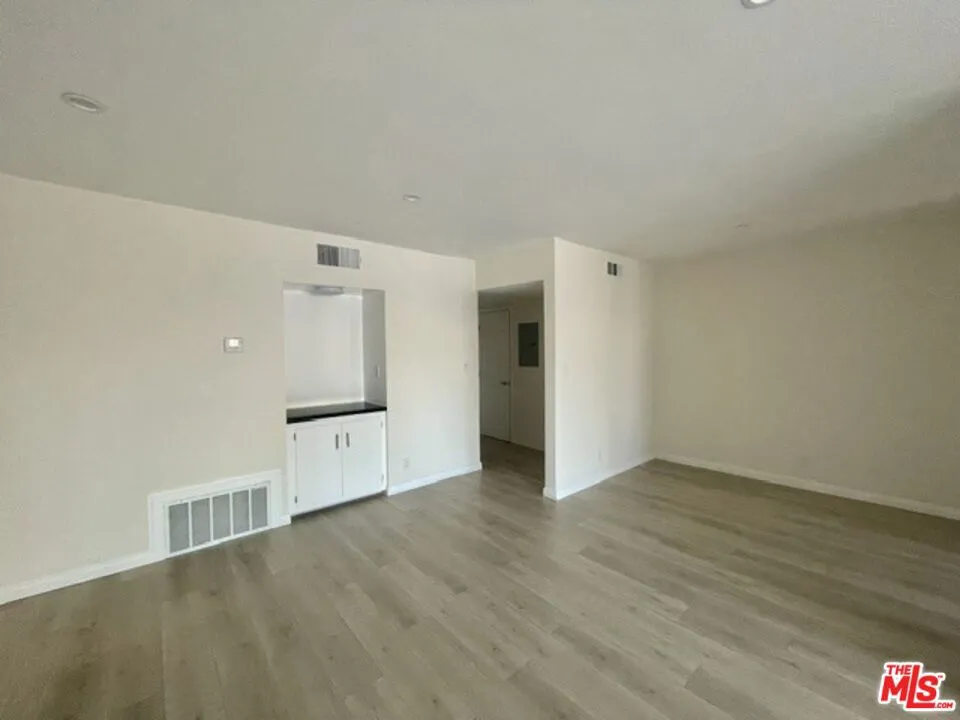 7045 Hawthorn Avenue #203 Los Angeles, CA 90028