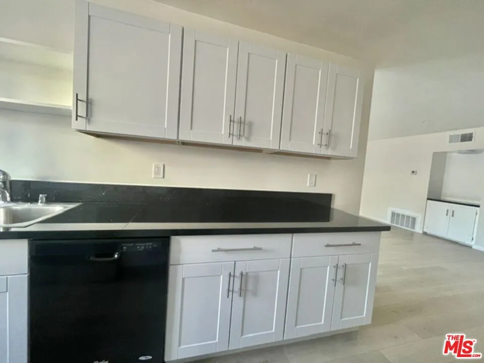 7045 Hawthorn Avenue #203 Los Angeles, CA 90028