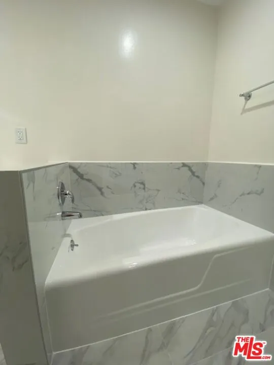 7045 Hawthorn Avenue #203 Los Angeles, CA 90028