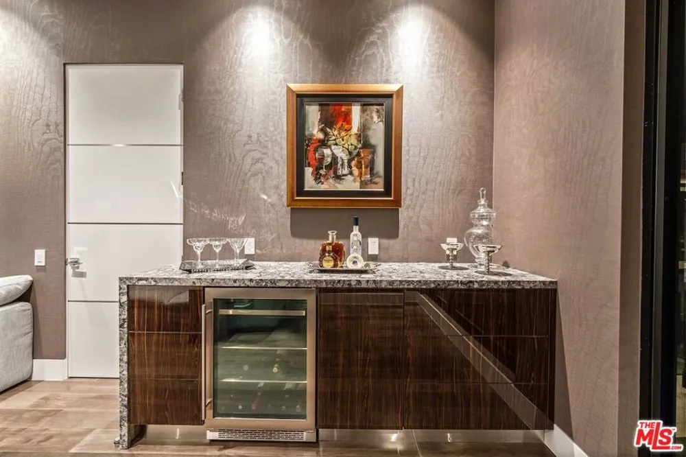 4049 Coldwater Canyon Avenue Studio City, CA 91604