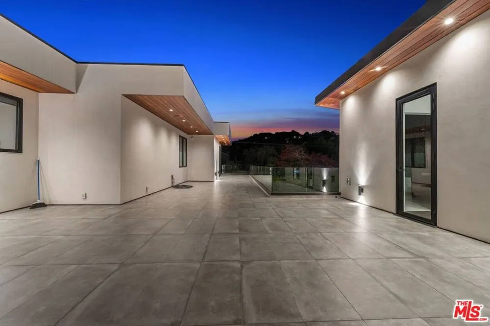 4049 Coldwater Canyon Avenue Studio City, CA 91604