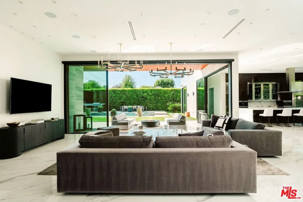 4049 Coldwater Canyon Avenue Studio City, CA 91604
