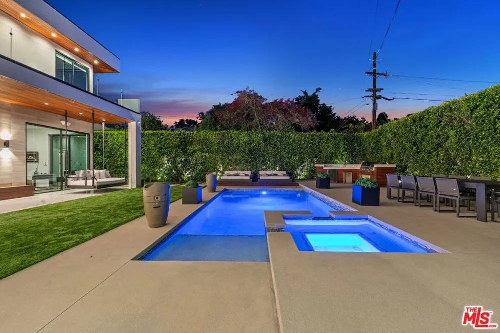 4049 Coldwater Canyon Avenue Studio City, CA 91604
