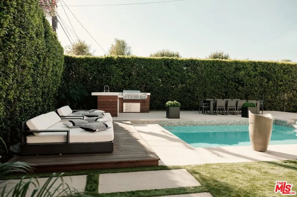 4049 Coldwater Canyon Avenue Studio City, CA 91604