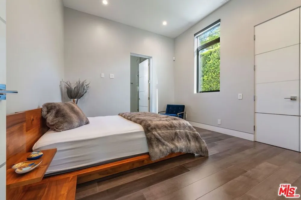 4049 Coldwater Canyon Avenue Studio City, CA 91604